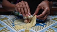 Proses pembuatan kue ini yang pertama adalah membuat adonan terlebih dahulu dan setelah itu ditambahkan dengan bahan lainnya seperti keju atau cokelat.