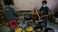 Harga kue pisang bolen yang diproduksi industri rumahan ini senilai Rp 30 ribu dan telah dijual di kawasan Jawa Tengah. Usaha kue pisang bolen yang telah berjalan sekitar 3 tahun ini memberikan dampak positif bagi warga sekitar yakni dapat membuka lapangan pekerjaan bagi para ibu rumah tangga di area sekitar tempat usaha tersebut.