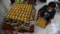 Setelah adonan udah jadi, kue langsung dimasukan ke dalam oven agar adonan mengembang dan ditunggu sekitar 30 menit.