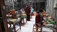 Sejumlah warga tengah membuat kue pisang bolen di kawasan industri rumahan, Desa Jogoloyo Demak, Jawa Tengah.