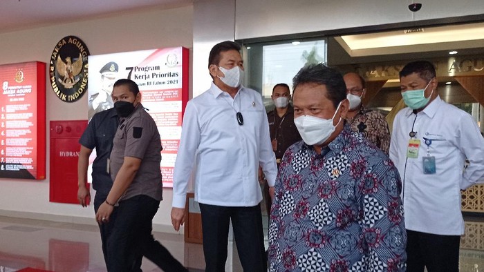Menteri KKP Sakti Wahyu Trenggono menemui Jaksa Agung ST Burhanuddin di Kejagung, Jaksel, Kamis (18/3/2021).
