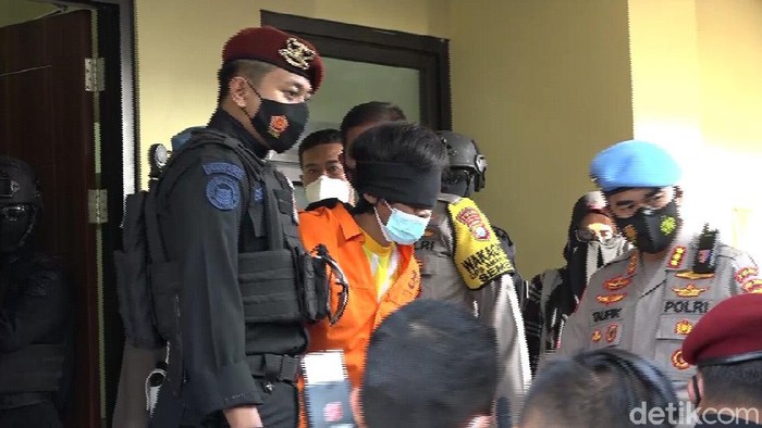 Sebanyak 22 terduga tersangka teroris yang di tangkap di berbagai daerah di Jawa Timur dibawa ke Jakarta. Mereka diberangkatkan Densus 88 dari Polda Jatim pagi ini.