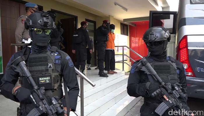 Sebanyak 22 terduga tersangka teroris yang di tangkap di berbagai daerah di Jawa Timur dibawa ke Jakarta. Mereka diberangkatkan Densus 88 dari Polda Jatim pagi ini.