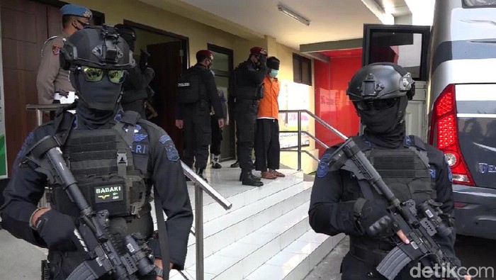 Sebanyak 22 terduga tersangka teroris yang di tangkap di berbagai daerah di Jawa Timur dibawa ke Jakarta. Mereka diberangkatkan Densus 88 dari Polda Jatim pagi ini.