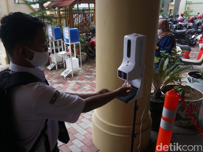 Sekolah tatap muka di Seorang siswa SMP Negeri 13 Solo, Kamis (18/3/2021).