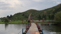 Untuk menarik wisatawan, Situ Rawa Gede punya jembatan apung warna-warni. (Bonauli/detikcom)
