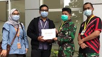 Penyerahan bantuan berupa ratusan paket kesehatan dan tumbler-nya itu semata-mata untuk bantu para tenaga kesehatan serta pasien COVID-19 yang kini berada di Wisma Atlet. Foto: dok. RSD Wisma Atlet