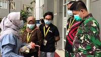 Salah satu bantuan yang disalurkan yakni suplemen serat premium halal dari salah satu produk Fiberfirst yang diharapkan dapat bantu menjaga serta memulihkan imunitas tubuh karena pencernaan sehat. Foto: dok. RSD Wisma Atlet