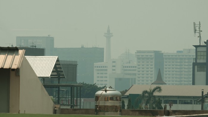 Suasana langit Jakarta tertutup kabut