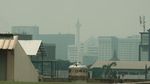 Potret Langit Jakarta Berkabut Siang Ini