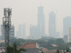 Potret Langit Jakarta Berkabut Siang Ini