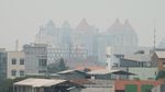 Potret Langit Jakarta Berkabut Siang Ini