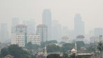 Potret Langit Jakarta Berkabut Siang Ini