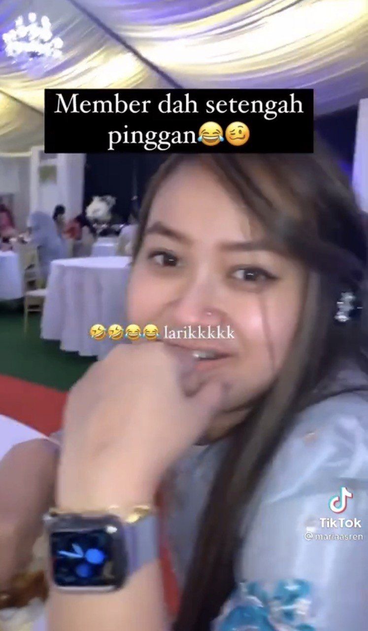 Sudah Makan Setengah Piring, Orang Ini Baru Sadar Salah Kondangan
