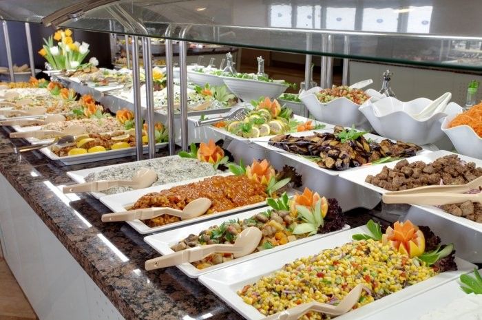 Sudah Makan Setengah Piring, Orang Ini Baru Sadar Salah Kondangan