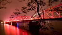 Jembatan di atas sungai akan mengeluarkan lampu kerlap-kerlip yang membuat sungai ini tambah romantis. (Getty Images/iStockphoto)