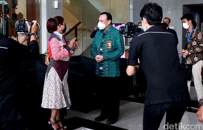 Mantan Menteri Kelautan dan Perikanan Susi Pudjiastuti sambangi gedung KPK. Ia kenakan pakaian batik dan masker hitam saat datangi kantor lembaga antirasuah itu