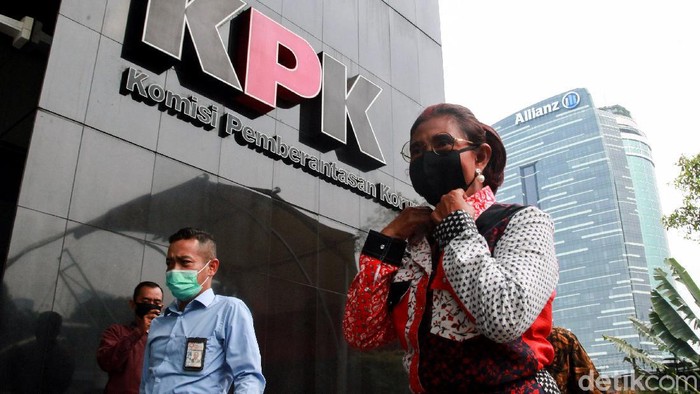 Susi Pudjiastuti Datangi KPK, Ada Apa? Mantan Menteri Kelautan dan Perikanan Susi Pudjiastuti sambangi gedung KPK. Ia kenakan pakaian batik dan masker hitam saat datangi kantor lembaga antirasuah itu