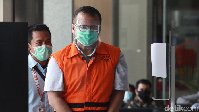 Mantan Menteri KKP, Edhy Prabowo kembali diperiksa kasus suap terkait perizinan ekspor benih lobster. Edhy tampak memakai rompi tahanan dengan tangan diborgol.