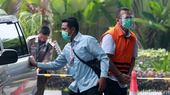 Tangan Diborgol, Edhy Prabowo Kembali Diperiksa Mantan Menteri KKP, Edhy Prabowo kembali diperiksa kasus suap terkait perizinan ekspor benih lobster. Edhy tampak memakai rompi tahanan dengan tangan diborgol.