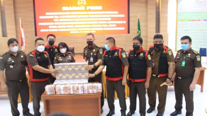 Kejaksaan Tinggi Sulawesi Utara (Sulut) menetapkan eks Bupati Minahasa Utara (Minut) Vonnie Anneke Panambunan tersangka dalam kasus dugaan tindak pidana korupsi proyek pemecah ombak. Vonnie Anneke Panambunan kemudian mengembalikan uang senilai Rp 4,2 miliar (M).