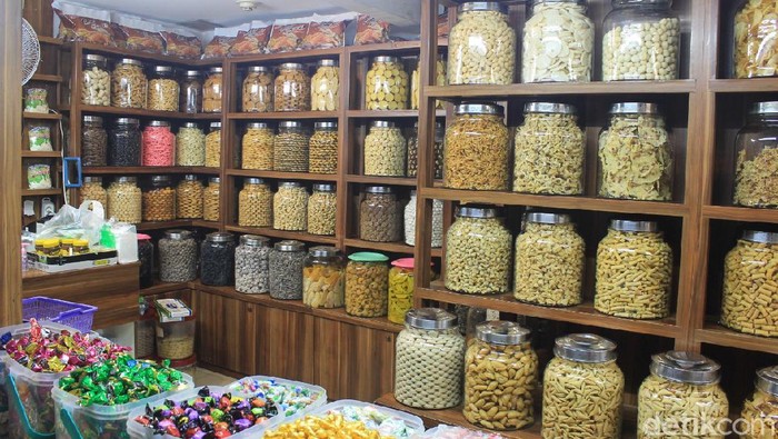 Toko Anggrek, Surga Snack yang Lengkap di Pasar Mayestik