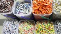 Hampir semua toko kue kering di Pasar Mayestik ini masih membuka gerai mereka hingga H-1 Lebaran. Foto: Zahrah Zayyan Layalia/detikcom