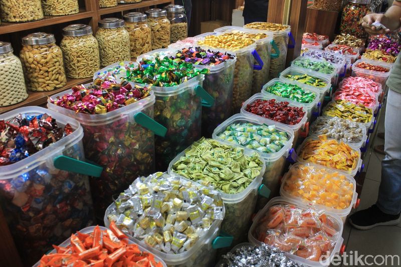 Toko Anggrek, Surga 'Snack' yang Lengkap di Pasar Mayestik