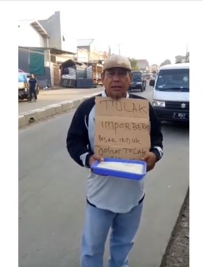 Tolak Impor Beras, Pedagang Ini Memohon Masyarakat untuk Beli Beras Lokal