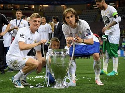 Duo gelandang Real Madrid yakni Luka Modric dan Toni Kroos sempat dirumorkan ditawar Arab Saudi. Mereka setia bersama Madrid (Getty Images/Matthias Hangst)