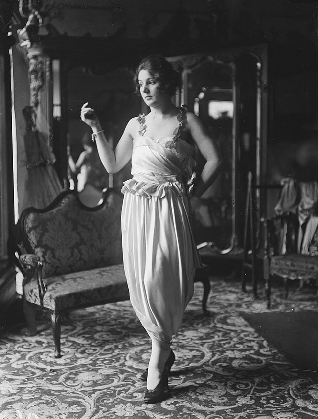 Wanita pada awal era 20-an merasa lebih cantik dan elegan ketika memakai rok. Semakin rok mengecil ke bawah, penampilan mereka pun makin dianggap cantik. Maka pada 1908 - 1914, para perancang busana membuat rok dan gaun dengan siluet menyempit ke bawah. Bahkan ada yang sengaja mengikatkan tali pada kaki untuk mengatur cara jalan mereka. Foto: Getty Images/Thompson