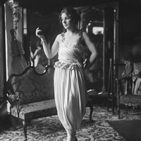 Wanita pada awal era 20-an merasa lebih cantik dan elegan ketika memakai rok. Semakin rok mengecil ke bawah, penampilan mereka pun makin dianggap cantik. Maka pada 1908 - 1914, para perancang busana membuat rok dan gaun dengan siluet menyempit ke bawah. Bahkan ada yang sengaja mengikatkan tali pada kaki untuk mengatur cara jalan mereka. Foto: Getty Images/Thompson