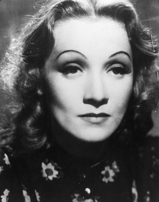 Bintang-bintang Hollywood di era 40-an mencabut gigi geraham belakang mereka demi mendapatkan tampilan wajah cekung dan lebih berkarakter. Aktris terkenal Marlene Dietrich disebut melakukan praktik ini, tapi dia selalu membantahnya. Foto: Getty Images