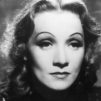 Bintang-bintang Hollywood di era 40-an mencabut gigi geraham belakang mereka demi mendapatkan tampilan wajah cekung dan lebih berkarakter. Aktris terkenal Marlene Dietrich disebut melakukan praktik ini, tapi dia selalu membantahnya. Foto: Getty Images