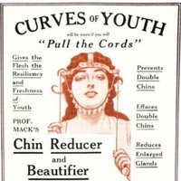 Pada abad 19, para wanita Amerika terobsesi memiliki rahang tirus. Alat untuk meniruskan rahang dan pipi pun populer di zaman itu. Alat bernam chin reducer ini dipakai mengelilingi kepala, wajah hingga dagu. Dilengkapi dengan tali seperti kabel yang harus ditarik ke bawah agar rahang mengecil. Foto: Dok. Max Factor