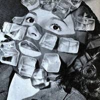 Para model di era 30-an hingga 40-an mengandalkan masker es batu agar wajah tetap terlihat segar di pagi hari untuk pemotretan, setelah malamnya pesta dan begadang. Masker zaman dahulu dilengkapi tempat menaruh es batu dari plastik dan ditempelkan ke wajah selama beberapa waktu. Foto: Dok. Max Factor