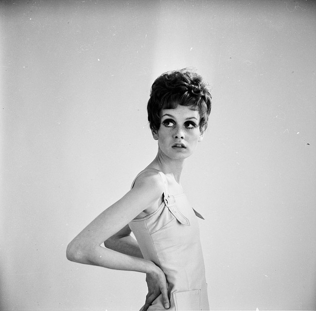 Menyembunyikan payudara agar dada terlihat rata jadi tren populer di kalangan wanita pada era 20-an. Popularitas model Twiggy membuat wanita terobsesi punya dada rata dan bertubuh super ramping. Foto: Getty Images/McKeown