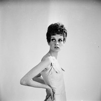 Menyembunyikan payudara agar dada terlihat rata jadi tren populer di kalangan wanita pada era 20-an. Popularitas model Twiggy membuat wanita terobsesi punya dada rata dan bertubuh super ramping. Foto: Getty Images/McKeown