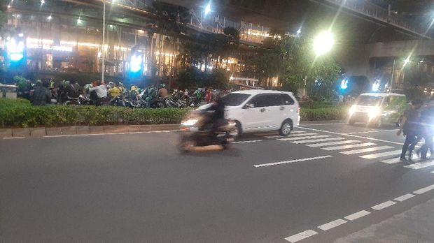 Trotoar di depan mal Kuningan City, kolong JLNT Casablanca, tak hanya jadi tempat putar balik, tapi juga pangkalan ojol.