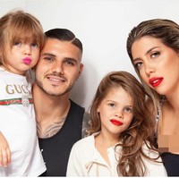 Inilah potret kemesraan Wanda dan Mauro. Keduanya kerap berbagi momen hangat di Instagram bersama keluarga mereka.  Foto: Dok. Instagram/@wanda_icardi