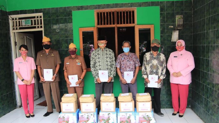 Yayasan Kemala Bhayangkari Polda Metro Jaya beri bantuan ke veteran eks pejuang Operasi Seroja. Foto dikirim Kombes Yusri Yunus, Kabid Humas PMJ.