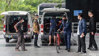 Pantauan detikcom, Jumat (19/3/2021) pukul 14.25 WIB, dua mobil putih masuk ke area lobi depan gedung KPK, Kuningan, Jakarta Selatan.