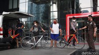 Tiap mobil mengangkut sepeda merek Lapierre. Total sepeda yang tiba di KPK berjumlah 13 unit.