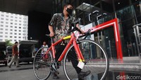 Sepeda-sepeda itu diturunkan dan dibawa masuk ke gedung KPK. Tampak kartu berlogo KKP tergantung di bagian sepeda.