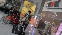 Dari keseluruhan nama itu, hanya Suharjito yang ditetapkan sebagai tersangka pemberi suap, sisanya disebut KPK sebagai penerima suap.