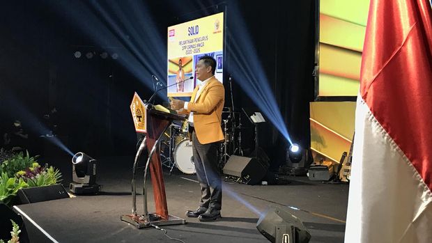 Ketua MKGR Adies Kadir menyampaikan pidato.