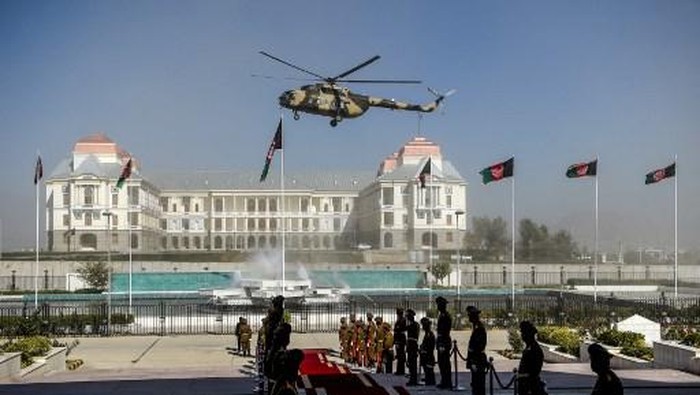 An Afghan Air Force helicopter flies over ahead of the arrival of Afghanistans President Ashraf Ghani for the introduction of ministerial nominees at the Parliament in Kabul on October 21, 2020. (Photo by WAKIL KOHSAR / AFP)