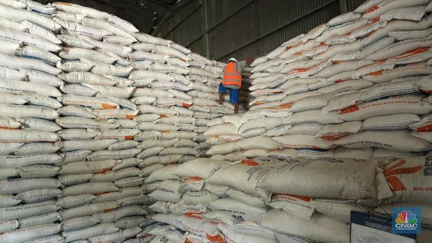 Pekerja merapikan beras Bulog di Gudang Bulog, Divisi Regional DKI Jakarta dan Banten  yang berada di kawasan Kelapa Gading, Jakarta (19/3/2021) . Pemerintah berencana Impor beras 1 juta ton. Dirut Perum Bulog Budi Waseso pun buka - bukaan soal kondisi ratusan ribu ton beras yang belum terpakai.   (CNBC Indonesia/ Tri Susuilo)