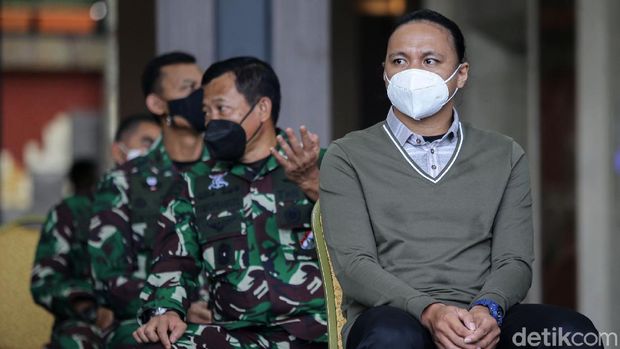 Pengadilan Negeri Tondano menggelar sidang perdata penetapan perubahan nama dan status jenis kelamin terhadap Serda Aprilia Santini Manganang. Sidang secara virtual itu juga dihadiri oleh Amasya Manganang, kakak dari Serda Aprilia Santini Manganang.