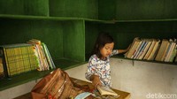 Seorang anak merapikan buku pelajaran di PAUD kawasan Pancoran Buntu 2, Jakarta Selatan.